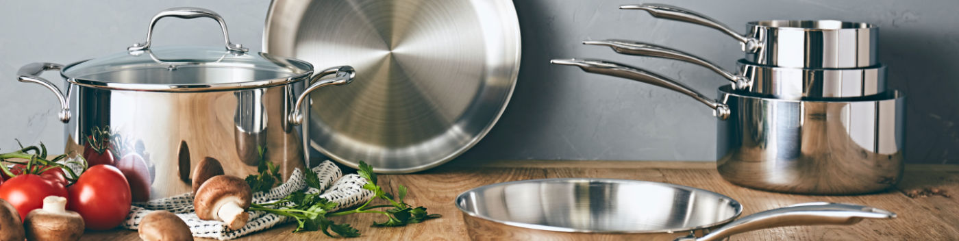 Poêles et casseroles disposées dans une cuisine